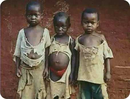 Criança em Moçambique recebendo refeição da cozinha comunitária